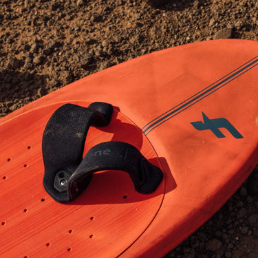F-One V-Straps auf dem Wingfoilboard montiert